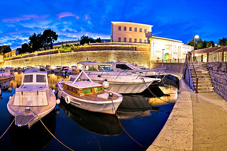 Zadar城墙和Fosa港深夜全景图片