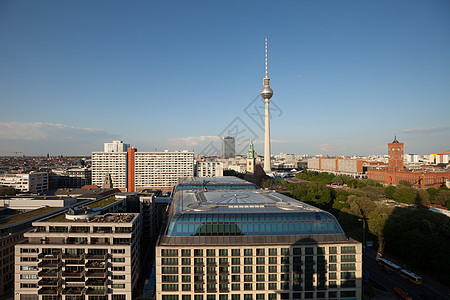 在柏林亚历山大广场上查看城市蓝色天际景观地标电视首都建筑市中心交通背景图片