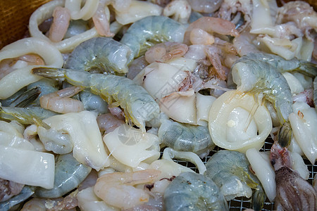 混合炸鱼美食对虾白色乌贼触手油炸香菜盘子柠檬午餐图片