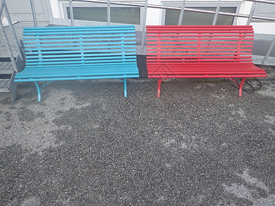 红色和蓝色长椅背景图片