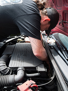 从事汽车工作的人车辆修理维修兜帽运输引擎盖司机引擎男性检查图片