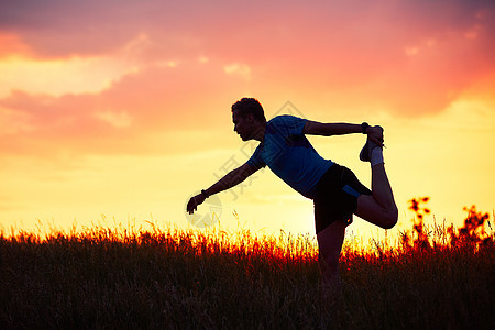 日落时的运行者赛跑者孤独训练慢跑者越野草地运动员锻炼活动日出图片