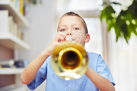 小小吹号手小号孩子们独奏者学习男生乐器童年音乐房间创造力图片