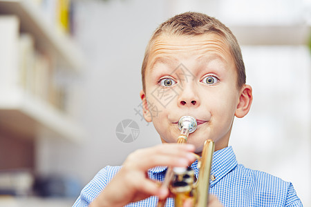 小小吹号手男生孩子乐器歌曲小号情感练习教育艺术家独奏者图片
