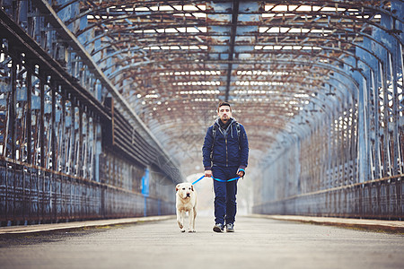男人和狗狗在一起活动最好的朋友成人旅行友谊皮带动物犬类远足忠诚图片