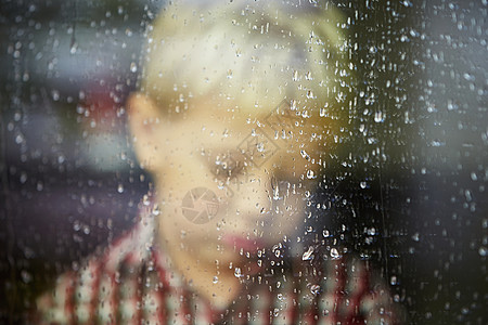 下雨日情感玻璃气候情绪倾盆大雨房子窗户童年水滴沉思背景