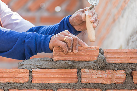 在建筑工地工作的砖头人工匠房子住宅建筑学建设者石匠石工石头行动瓦工图片