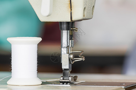 特写工业缝缝纫机宏观女裁缝缝纫工艺机器工具针脚工厂棉布纺织品图片