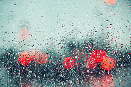 车窗上的雨滴高峰窗户通勤者大雨情绪红绿灯旅行卡车安全天气图片