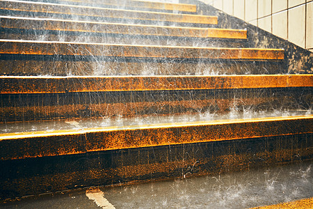 城里下着大雨倾盆大雨飞溅雨滴水滴水坑气候雨量天气下雨情绪图片