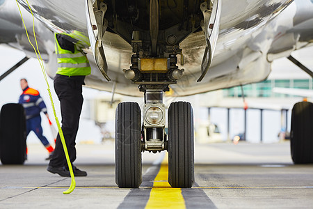 飞机的轮子航空服务安全地勤机壳车轮运输工作技术控制背景图片