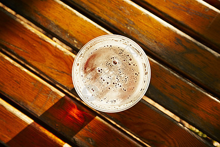 啤酒饮料庆典泡沫节日塑料酒精阳光桌子花园酒吧图片