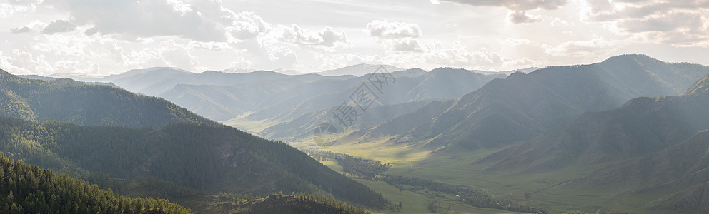 中午阳光和雾的光线下山地峡谷图片