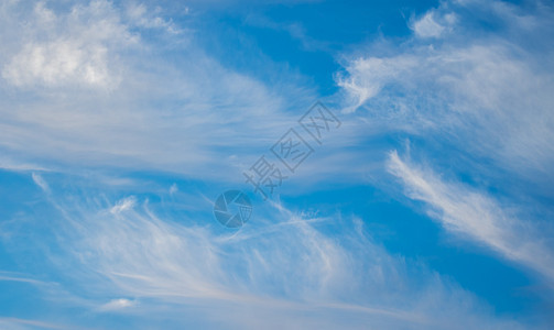 湛蓝无边的天空 蓬松的白云空气气象天堂天际场景环境蓝色气氛自由天蓝色图片