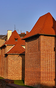 中世纪防御工事城市红色建筑学天线纪念碑天空烟囱草地建筑背景图片
