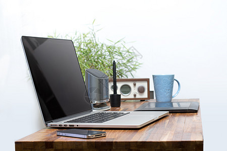 在木制笔记本电脑桌上商业技术自由职业者白色展示空白屏幕办公室房间工作图片