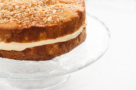 蛋糕加奶油 洒满坚果和蜂蜜的奶油托盘烘烤面包焦糖盘子糕点圆圈面团小雨甜点图片