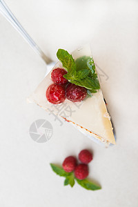白底果冻中水果和浆果的蛋糕盘子奶制品烘烤烹饪木头糕点奶油美食摄影牛奶图片