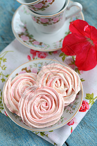 彩色蛋糕 以玫瑰形式 花朵成红花的浪漫菜盘蓝色红色茶杯白色桌子食物甜点餐具木头粉色图片