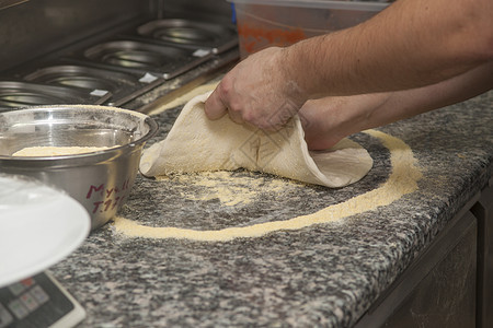 带生披萨的厨师厨房馅饼木板女性手工糕点面团烹饪面包木头图片