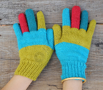 寒冷日的彩色编织手套空闲羊毛背景闲暇毛线展示时间配件女人手工图片