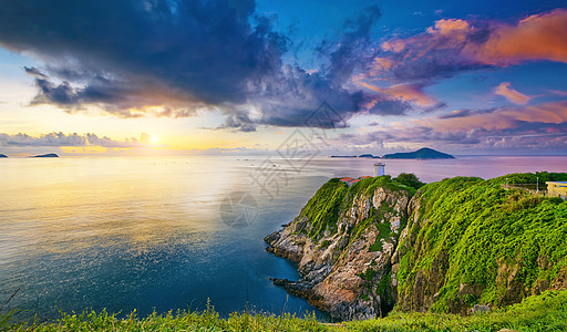 日出时香港灯塔地平线地标岩石蓝色阳光天空天气海浪戏剧性海景图片