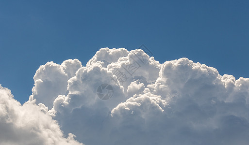 在无边无际的天空中看到蓬松的云彩图片