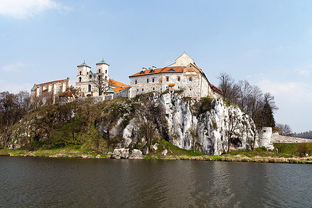 波兰Tyniec的本尼迪丁修道院与维斯拉河图片