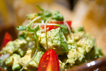 鳄梨和虾沙拉玉米片白色贝类绿色餐厅营养水果午餐海鲜盘子图片