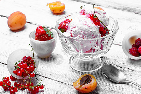 碗和水果冰淇淋奶油奶油状桌子圣代浆果勺子覆盆子香草甜点图片
