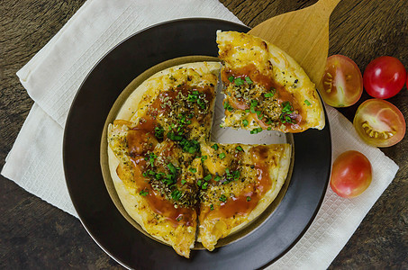 自制热奶酪披萨小吃脆皮美食桌子香肠食物蔬菜面团黄色图片