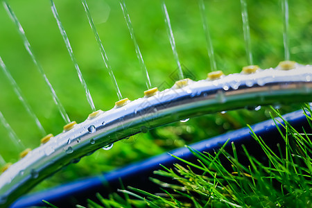 草坪喷洒机在绿草上浇水水滴农业淋浴灌溉喷射园艺液体喷雾器工具软管图片