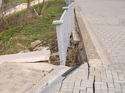 破坏石砖的行人行走道和栅栏的易碎行为 包括图片