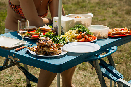 三明治和杯子酒 在野餐桌上图片