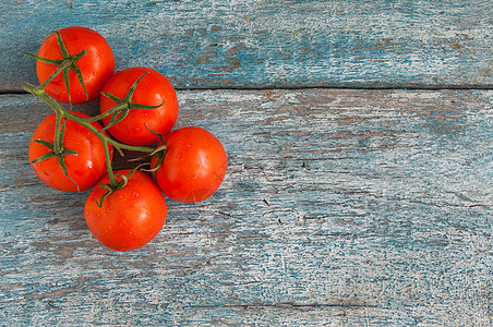 一堆西红柿 上面有旧木头背景的滴子乡村农场厨房农业团体桌子蔬菜烹饪水果沙拉图片