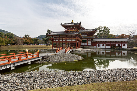 Byodo in 寺庙溪流池塘建筑学游客场景地标叶子反射季节宗教图片