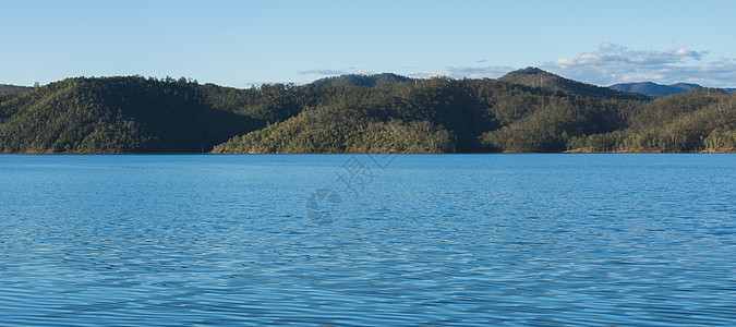 昆士兰的维芬霍湖白天天空蓝色反射绿色黄色图片