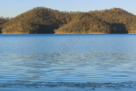 昆士兰的维芬霍湖白天反射黄色天空蓝色绿色图片