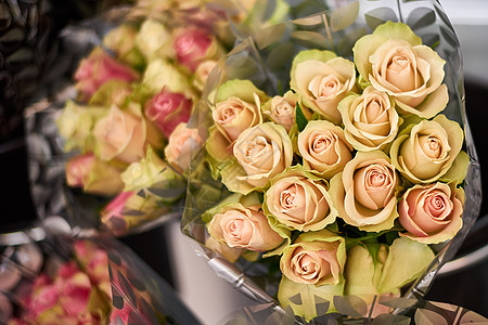 黄玫瑰庆典礼物玫瑰花瓣婚礼植物群红色花束叶子浪漫图片