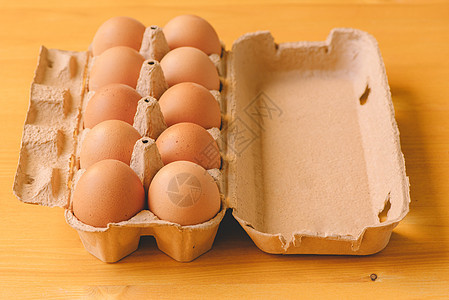 10个鸡蛋装在纸箱中图片