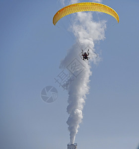 人驾驶降落伞冒险行动活动乐趣娱乐天空跳伞危险蓝色男人图片