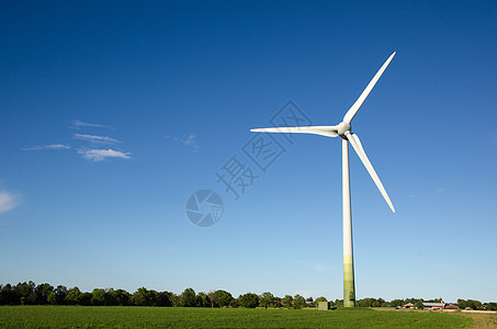 绿色风景中的风车图片
