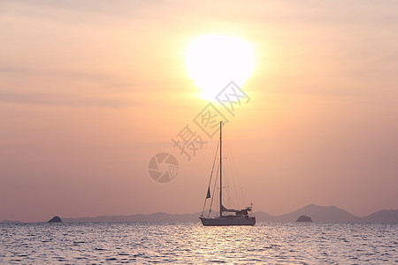 航行的亚伊特巡航帆船赛游艇帆船天空日落地平线日出阳光海洋图片