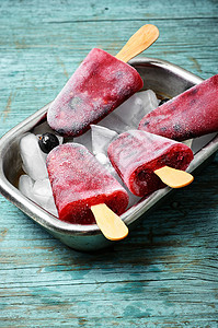 冰淇淋和夏季浆果桌子奶油香草勺子甜点覆盆子水果托盘圣代奶油状图片