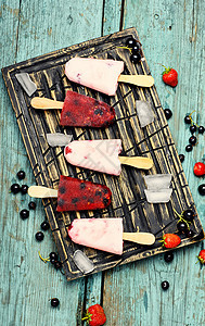 冰淇淋和夏季浆果圣代勺子木板桌子覆盆子奶油状甜点奶油水果香草图片