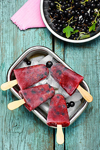 冰淇淋和夏季浆果水果奶油香草勺子托盘圣代奶油状桌子覆盆子甜点图片