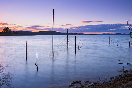 昆士兰的维芬霍湖白天蓝色天空反射黄色绿色图片