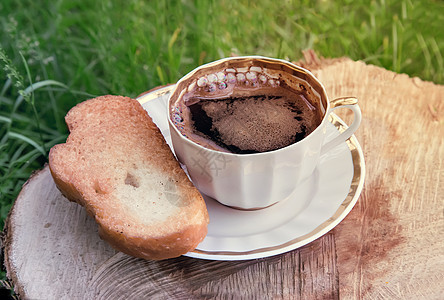 静态生活 一杯黑咖啡 在花园里静物巧克力黑色早餐食物甜点饮料棕色音调杯子图片