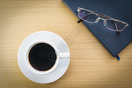 木甲板和玻璃杯上的咖啡杯商业学校房间杯子教育眼镜办公室桌子咖啡制品图片