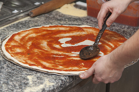 带生披萨的厨师糕点面包师乡村烘烤面粉手工女士酵母小麦面团图片